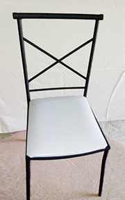 Cadeira Ferro Preto com assento branco na Zona Sul
